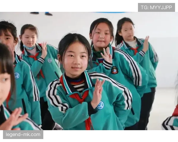 余依婷笑得像邻家女孩，账单像豪门，刷到这张图我就被现实教育了